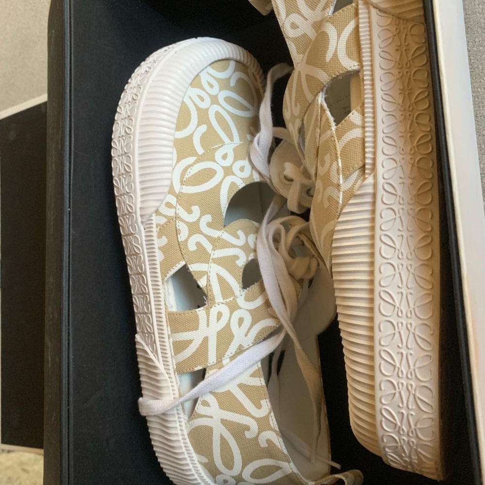 NWT size 41  monogram canvas Loewe Beige and White Sneakers - Picture 6 of 8